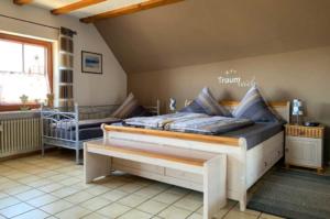 Schlafzimmer mit Doppel- und Einzelbett,... | Ferienwohnung Abendsonne beim Europa-Park Rust